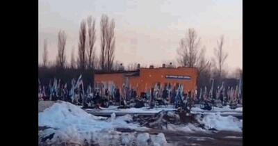 „Nu mai este loc să-i îngropăm”/Un rus a filmat cum cimitirele cu soldații uciși în războiul din Ucraina se extind rapid