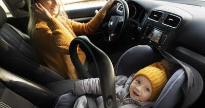 Dezbatere în mediul online după ce o mamă a fost avertizată de poliție pentru că transporta bebelușul în față, în scoica auto. Ce spune legea
