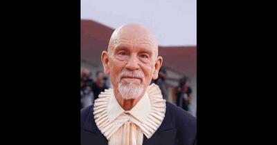 John Malkovich a fascinat la Veneția cu o ținută de inspirație elisabetană