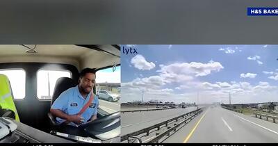 Un Avion United Airlines a lovit un camion și un stâlp de iluminat pe o autostradă, înainte de aterizare