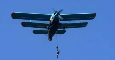 Parașutist agățat de avion AN-2 la Buzău: Două minute de suspans în aer
