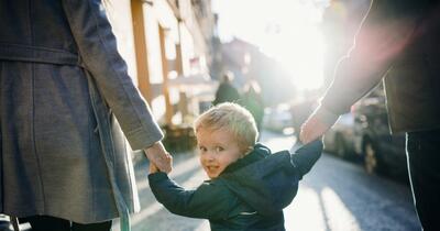 Scandal în Olanda: 40.000 de euro cheltuiți pe un „ghid de limbaj” care interzice termeni precum „mamă” și „tată”