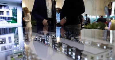 Atenție la „atârnători”! Cum se „lipesc” agenții imobiliari de tranzacții în curs pentru a stoarce bani de la români