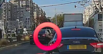Gest revoltător în trafic: un șofer își varsă scrumiera pe geam în mers