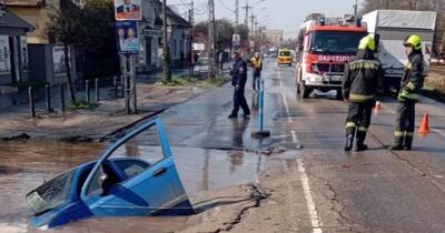 Maşină înghiţită aproape cu totul de o groapă apărută brusc pe o stradă din Budapesta