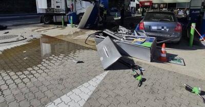 Trafic blocat pe DN 7: un șofer băut a izbit cu TIR-ul o pompă de benzină