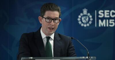 Avertisment din interiorul MI5: inteligența artificială poate genera agenți patogeni necunoscuți