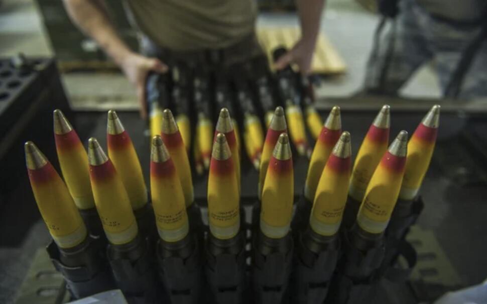 Trei directori din industria de armament de stat ar fi fost reținuți de DNA și acuzați de luare de mită