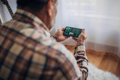 Cum au transformat smartphone-urile obiceiurile de consum ale românilor în ultimul deceniu