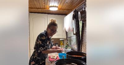 Elena Lasconi a gătit zacuscă de pește printre cununiile oficiate la primărie