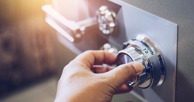 Surpriza dintr-un seif vechi cumpărat cu 15 euro: un bărbat a descoperit întâmplător un lingou de aur