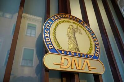 Doi asistenţi universitari de la Facultatea de Medicină a Universităţii Ovidius şi două studente, reţinuţi pentru luare de mită