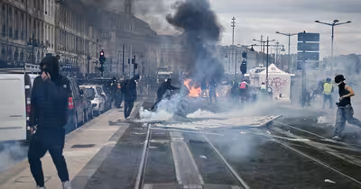 Violențe fără precedent în Franța. Ministrul francez de Interne recunoaște că forțele de ordine au pierdut controlul în mai multe orașe