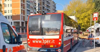 Naștere de urgență într-un autobuz din Bologna, asistată de șoferiță și călătoare