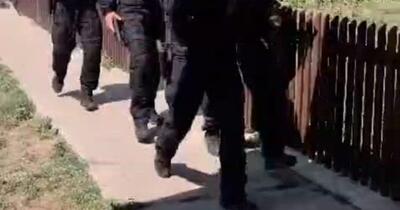Primele imagini cu tinerii care au atacat cu topoare și pietre o ambulanță în Cluj. Cei trei au fost săltați de polițiști și reținuți