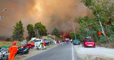 Evacuări pe uscat și pe mare în Halkidiki, sub asediul flăcărilor extinse rapid