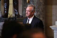 VIDEO Kennedy Jr: „Vaccinurile anti-Covid nu au fost dezvoltate de Moderna și Pfizer ci de subcontractanți din armată”
