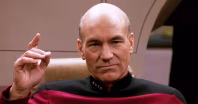 Omagiul cosmic al NASA pentru Patrick Stewart: trei galaxii desenează nava Enterprise