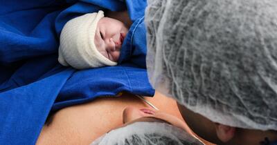 Nașterea cu tata: Emoție sau șoc? Specialiștii cer pregătire amplă