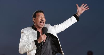 Lionel Richie, internat la terapie intensivă după ce a cerut un scaun pe scenă