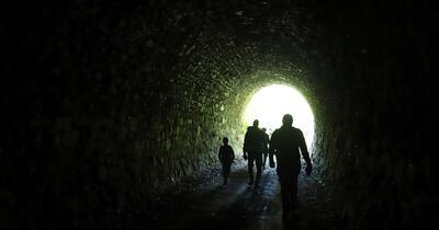 Evadare inedită din comunism: Un bihorean și-a transformat mașina în drezină pentru a fugi din țară