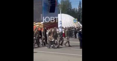 Soldați ruși schilodiți în războiul din Ucraina au fost puși să defileze la o paradă de Ziua Victoriei  