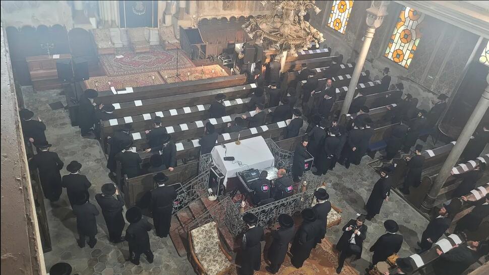 Imagini care dau fiori/250 de evrei din Statele Unite, supraviețuitorii Holocaustului maramureșean, vor vizita Sighetul Marmației/13.000 dintre ei au fost deposedați de case și bunuri în 1944 și trimiși să moară în lagărul Auschwitz-Birkenau