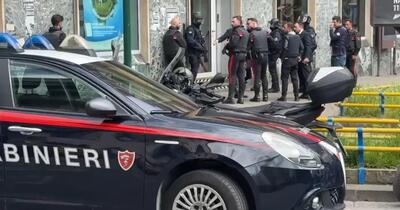 Jaf armat într-o bancă din Napoli. Hoţii au luat 30 de ostatici. Carabinierii au înconjurat clădirea