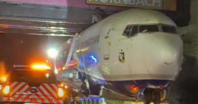 VIDEO „Ce a căutat podul acolo?”/Un avion transportat pe DN1 a rămas înțepenit sub un pod feroviar la Balotești