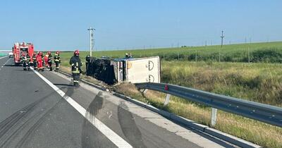TIR răsturnat pe drumul expres Piteşti-Craiova, după ce a acroşat o maşină oprită. Două persoane au ajuns la spital