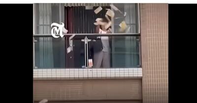 O femeie a aruncat peste 160.000 de dolari de la balcon în timpul unui scandal conjugal încheiat apoteotic. Trecătorii s-au îmbulzit să adune banii