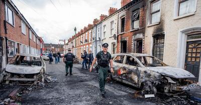 Zeci de români fug din Belfast după noaptea de teroare: „I-au atacat deși au doi copii mici. Le-au dat foc la tot”