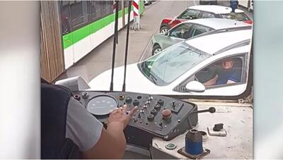 VIDEO „Hai, dați-vă să trecem”/Exasperată de circulația din București, o femeie s-a dat jos din tramvai și a făcut ordine în trafic