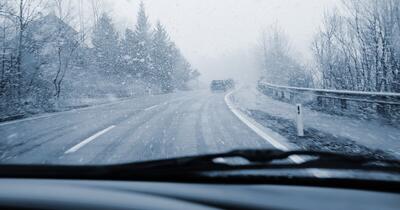 Județele aflate sub Cod portocaliu de ninsoare și vânt puternic: strat de zăpadă de 35 cm, rafale de peste 100 km/h și vizibilitate redusă în zonele montane