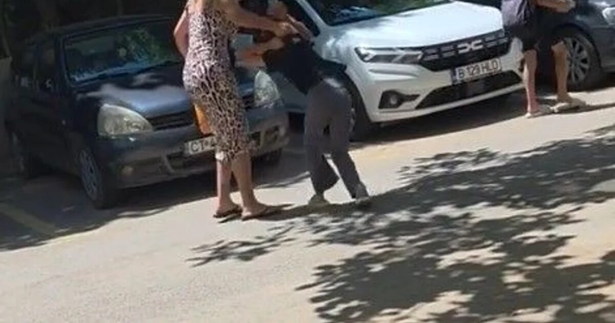Dezbatere aprinsă după ce o mamă și-a umilit fiica în public, sub pretextul că „o disperase”/„Și noi am crescut cu bătaia”