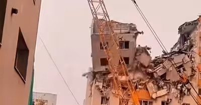 Imagini dramatice de la Rahova: Momentul în care etajele superioare ale blocului afectat de explozie se prăbușesc la demolare