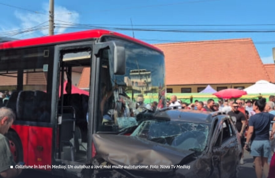VIDEO Primele imagini cu autobuzul condus de un șofer beat, care a lovit 12 mașini și a rănit patru persoane
