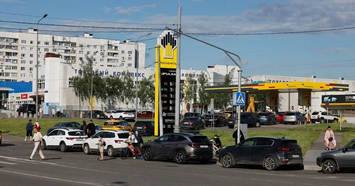 Haos la benzinăriile din Rusia. Rușii au ajuns să se bată pe carburant, după ce dronele ucrainene au lovit rafinăriile lui Putin. „Să oprească acest conflict fără sens”