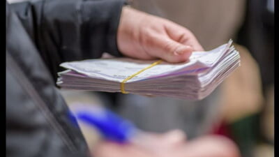 Greșeala care îi lasă fără bani pe noii pensionari: termenul strict din lege/Cu cât timp înainte se poate depune dosarul de pensionare și cât durează până intră prima pensie