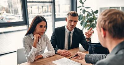 Numele din timpul căsătoriei va putea fi păstrat fără să mai fie nevoie de acordul celuilalt soț, a decis Parlamentul