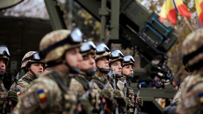De citit / România, un stat militarizat şi dezarmat. Epoleţii s-au înmulţit, au umplut politica şi business-ul, însă nu e clar dacă pot şi apăra ţara