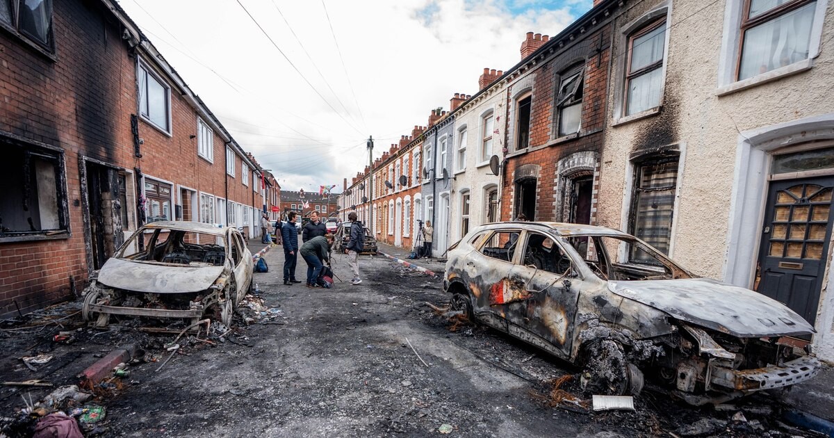 Români prinși în violențele din Belfast: 41 de cetățeni, sprijiniți de MAE pentru a reveni în țară. Oana Țoiu: „Asigurarea securității a fost prioritatea principală”