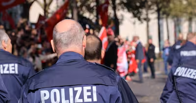Atac intenționat în Germania: un grup de oameni a fost lovit cu mașina, iar suspecții au scăpat după ce poliția a deschis focul