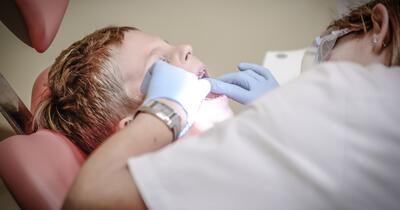 De ce ajung românii să-și piardă dinții devreme: radiografia unei crize tăcute