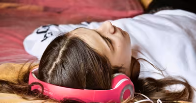 Cum devine muzica un instrument de recrutare neo-legionară pentru adolescenți