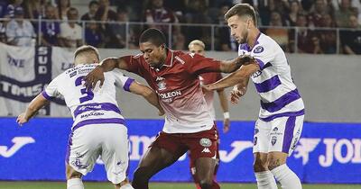 Cupa României: Rapid lovește pe final, Craiova tremură în zece oameni la Bacău