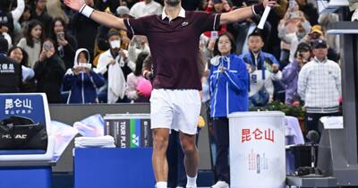 Djokovic îl răstoarnă pe Zverev la Beijing și doboară recordul lui Nadal