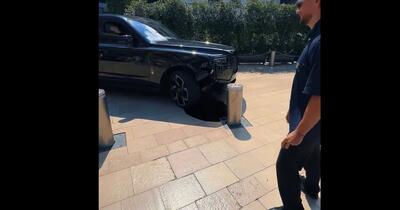 Rolls-Royce de lux, avariat în fața cazinoului din Monte Carlo: scurgeri de ulei după un impact