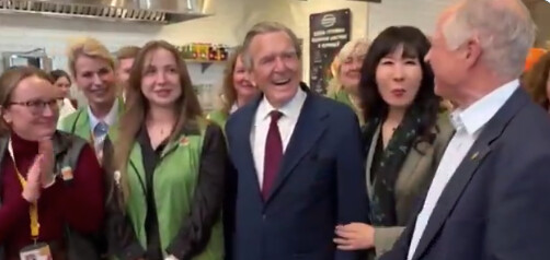 VIDEO Imagini care nu mai au nevoie de comentarii cu fostul cancelar german Schröder într-un supermarket din Moscova...
