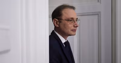 Guvernul Niculescu ajunge la vot în Parlament, captiv în plasa intereselor PSD